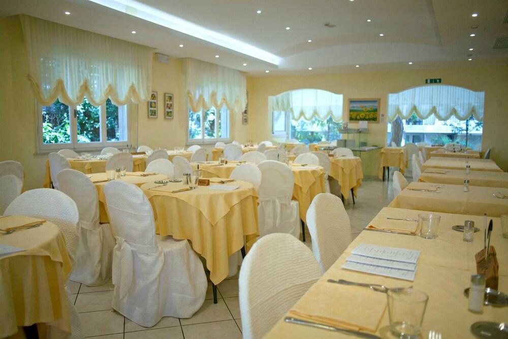 Hotel Cannes Riccione Extérieur photo