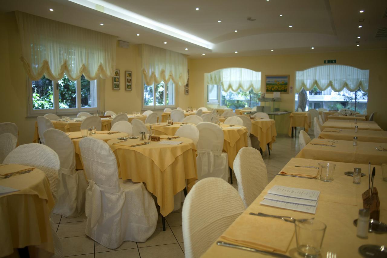 Hotel Cannes Riccione Extérieur photo
