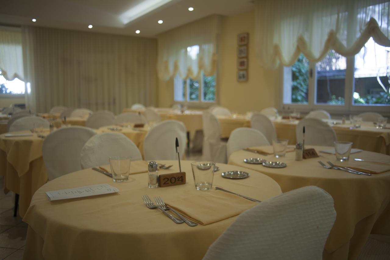 Hotel Cannes Riccione Extérieur photo