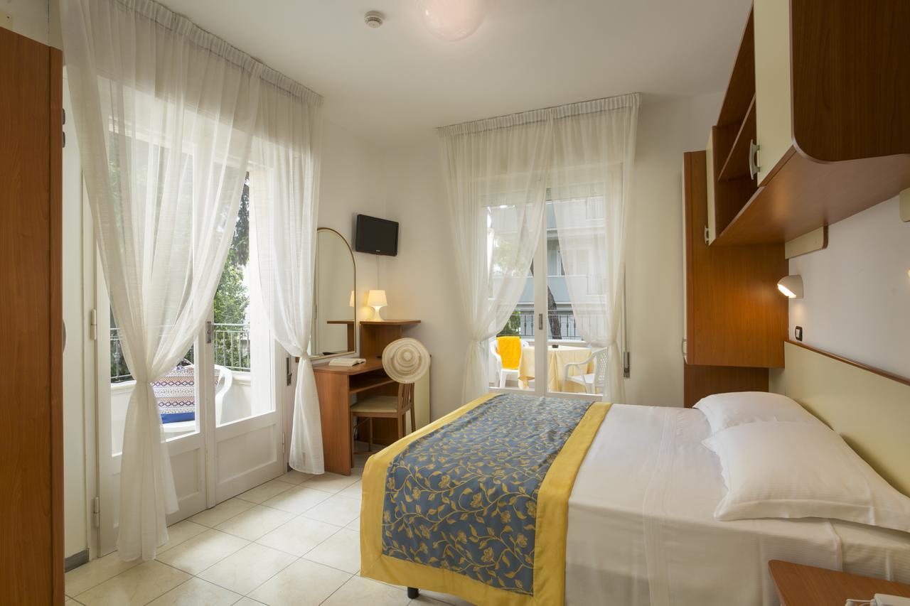 Hotel Cannes Riccione Extérieur photo