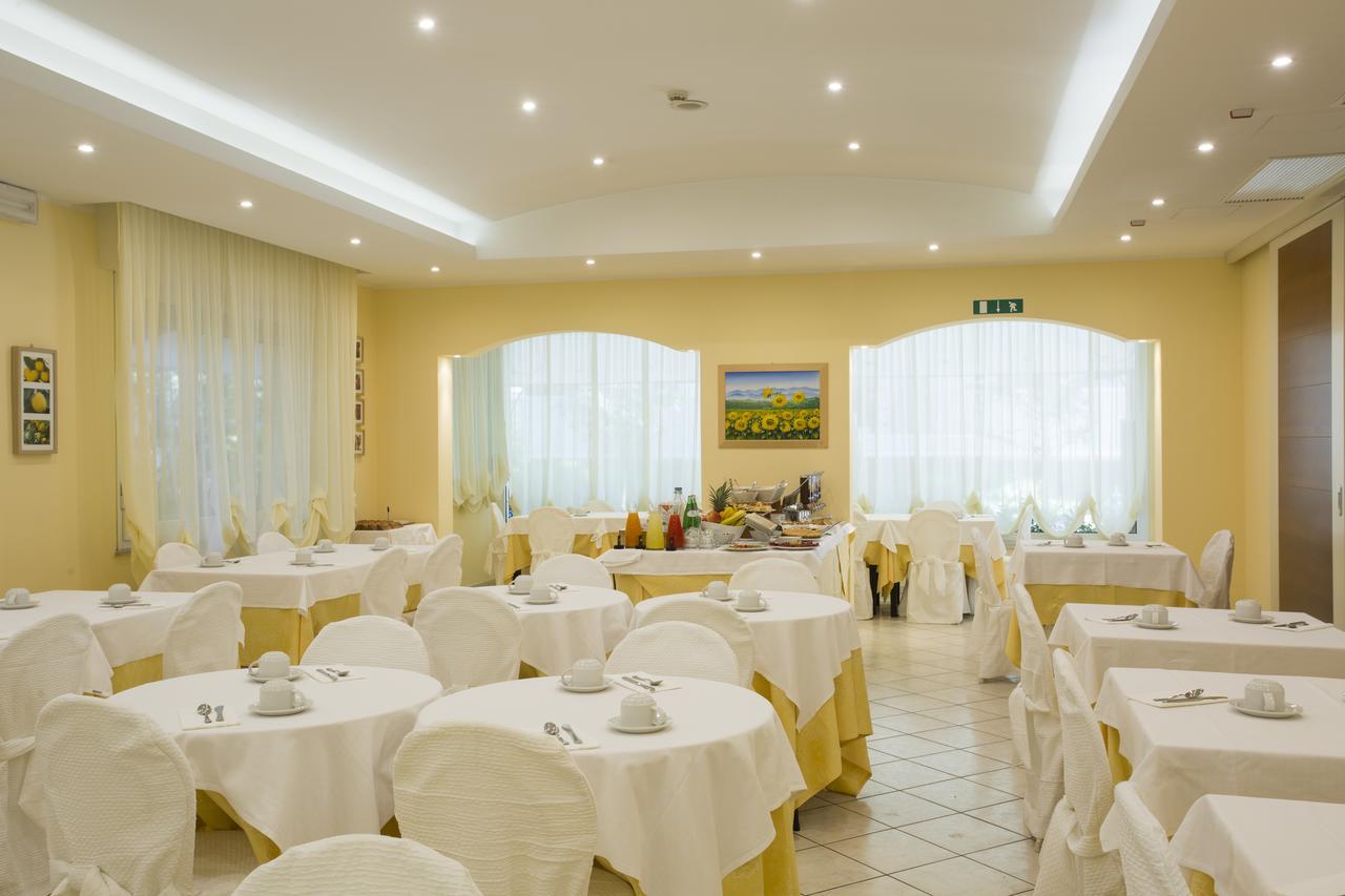 Hotel Cannes Riccione Extérieur photo